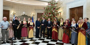 Κάλαντα Πρωτοχρονιάς στον πρωθυπουργό Κυριάκο Μητσοτάκη από την Ένωση Λιοσιωτών Ιλίου και από την Ένωση Ποντίων Γλυφάδας, στο Μέγαρο Μαξίμου (φωτ. Τατιάνα Μπόλαρη/EUROKINISSI)