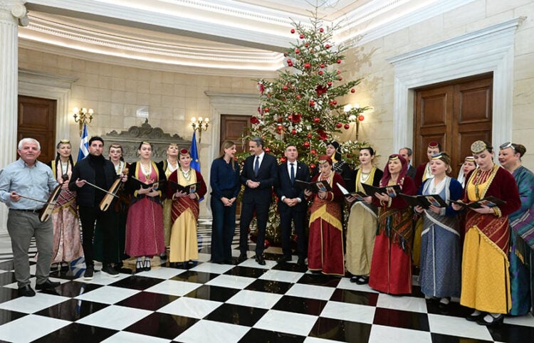 Κάλαντα Πρωτοχρονιάς στον πρωθυπουργό Κυριάκο Μητσοτάκη από την Ένωση Λιοσιωτών Ιλίου και από την Ένωση Ποντίων Γλυφάδας, στο Μέγαρο Μαξίμου (φωτ. Τατιάνα Μπόλαρη/EUROKINISSI)