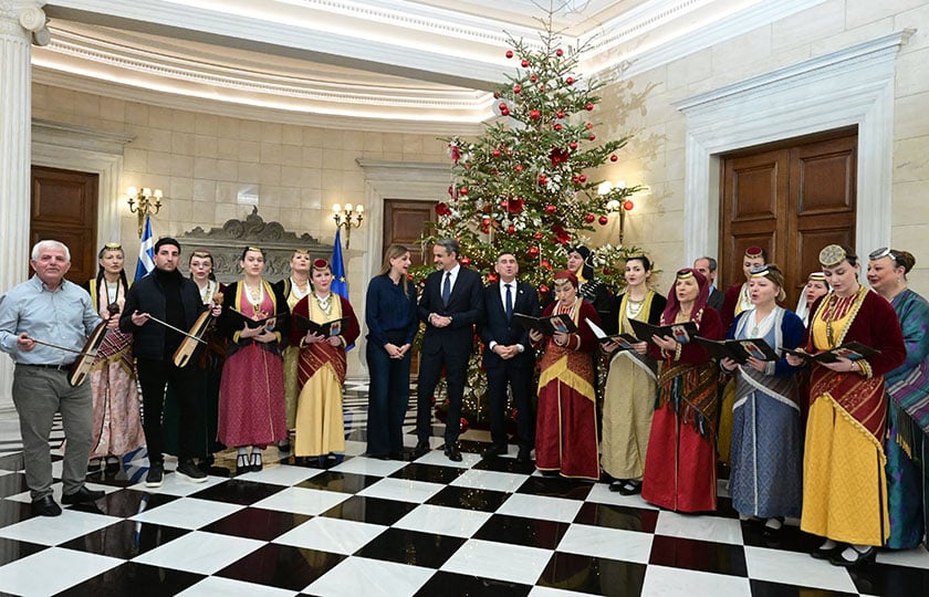 Κάλαντα Πρωτοχρονιάς στον πρωθυπουργό Κυριάκο Μητσοτάκη από την Ένωση Λιοσιωτών Ιλίου και από την Ένωση Ποντίων Γλυφάδας, στο Μέγαρο Μαξίμου (φωτ. Τατιάνα Μπόλαρη/EUROKINISSI)