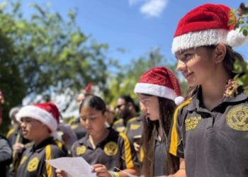 Νεαρά μέλη της Ποντιακής Αδελφότητας Νότιας Αυστραλίας τραγουδούν τα ποντιακά κάλαντα (φωτ.: facebook/Pontian Brotherhood of SA Inc.)