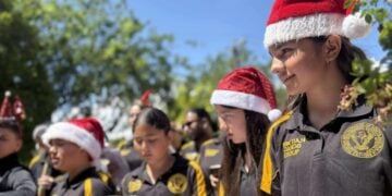 Νεαρά μέλη της Ποντιακής Αδελφότητας Νότιας Αυστραλίας τραγουδούν τα ποντιακά κάλαντα (φωτ.: facebook/Pontian Brotherhood of SA Inc.)