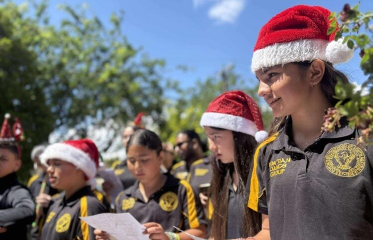 Νεαρά μέλη της Ποντιακής Αδελφότητας Νότιας Αυστραλίας τραγουδούν τα ποντιακά κάλαντα (φωτ.: facebook/Pontian Brotherhood of SA Inc.)