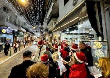 Κάλαντα από την Εύξεινο Λέσχη Ποντίων Νάουσας, Δευτέρα 22 Δεκεμβρίου 2025 (φωτ.: Facebook / Εύξεινος Λέσχη Ποντίων Νάουσας - Εθνική Βιβλιοθήκη Αργυρουπόλεως)