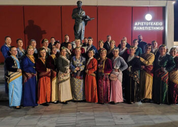 Μέλη του Συλλόγου Ποντίων Πεύκων «Παρχάρ» πριν από την εκδήλωση στην Αίθουσα Τελετών του ΑΠΘ (φωτ.: Facebook / Τάσος Χ. Μουρτίδης)