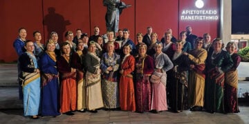 Μέλη του Συλλόγου Ποντίων Πεύκων «Παρχάρ» πριν από την εκδήλωση στην Αίθουσα Τελετών του ΑΠΘ (φωτ.: Facebook / Τάσος Χ. Μουρτίδης)
