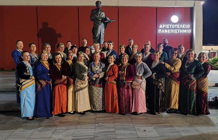 Μέλη του Συλλόγου Ποντίων Πεύκων «Παρχάρ» πριν από την εκδήλωση στην Αίθουσα Τελετών του ΑΠΘ (φωτ.: Facebook / Τάσος Χ. Μουρτίδης)