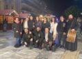 Οι «Κομνηνοί» της Εύβοιας στην χριστουγεννιάτικα στολισμένη Χαλκίδα (φωτ.: facebook/Σύλλογος Ποντίων Ν. Εύβοιας «Οι Κομνηνοί»)