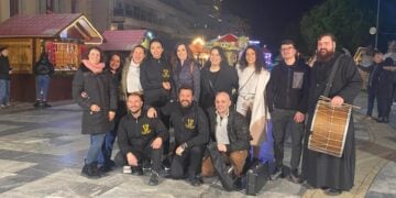 Οι «Κομνηνοί» της Εύβοιας στην χριστουγεννιάτικα στολισμένη Χαλκίδα (φωτ.: facebook/Σύλλογος Ποντίων Ν. Εύβοιας «Οι Κομνηνοί»)