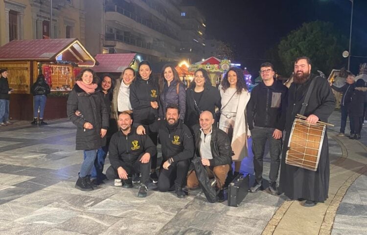 Οι «Κομνηνοί» της Εύβοιας στην χριστουγεννιάτικα στολισμένη Χαλκίδα (φωτ.: facebook/Σύλλογος Ποντίων Ν. Εύβοιας «Οι Κομνηνοί»)