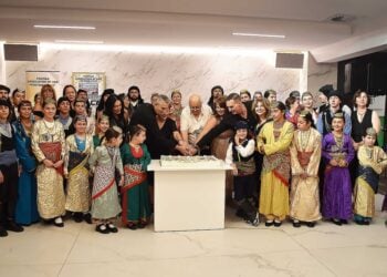 Το κόψιμο της τούρτας για τα 45 χρόνια του Ποντιακού Σπιτιού (φωτ.: facebook/Syndesmos Connecting People and Their Stories/Βασίλης Βασίλας)