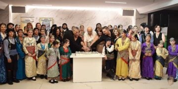 Το κόψιμο της τούρτας για τα 45 χρόνια του Ποντιακού Σπιτιού (φωτ.: facebook/Syndesmos Connecting People and Their Stories/Βασίλης Βασίλας)