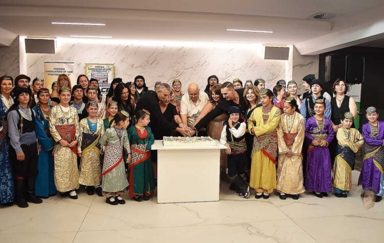 Το κόψιμο της τούρτας για τα 45 χρόνια του Ποντιακού Σπιτιού (φωτ.: facebook/Syndesmos Connecting People and Their Stories/Βασίλης Βασίλας)