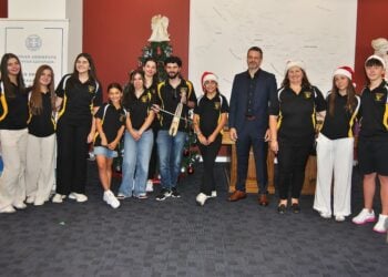 Τα μέλη του «Ποντοξενιτέα» με τον γενικό πρόξενο της Ελλάδας στο Σίδνεϊ Γιώργο Σκεμπέρη (φωτ.: facebook/Pontoxeniteas NSW)