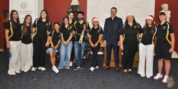 Τα μέλη του «Ποντοξενιτέα» με τον γενικό πρόξενο της Ελλάδας στο Σίδνεϊ Γιώργο Σκεμπέρη (φωτ.: facebook/Pontoxeniteas NSW)