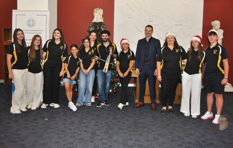 Τα μέλη του «Ποντοξενιτέα» με τον γενικό πρόξενο της Ελλάδας στο Σίδνεϊ Γιώργο Σκεμπέρη (φωτ.: facebook/Pontoxeniteas NSW)