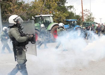 Χημικά από τα ΜΑΤ εναντίον των αγροτών και των κτηνοτρόφων, στα Πράσινα Φανάρια Θεσσαλονίκης. Παρασκευή 5 Δεκεμβρίου 2025   (φωτ.: ΜΟΤΙΟΝΤΕΑΜ / Βασίλης Βερβερίδης)