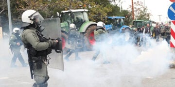 Χημικά από τα ΜΑΤ εναντίον των αγροτών και των κτηνοτρόφων, στα Πράσινα Φανάρια Θεσσαλονίκης. Παρασκευή 5 Δεκεμβρίου 2025   (φωτ.: ΜΟΤΙΟΝΤΕΑΜ / Βασίλης Βερβερίδης)