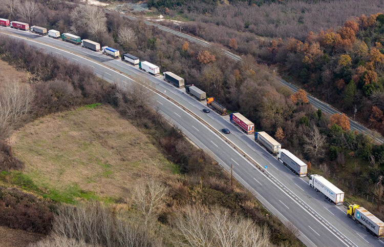 Φορτηγά στην ουρά, στον Προμαχώνα (φωτ.: ΜΟΤΙΟΝΤΕΑΜ / Βασίλης Βερβερίδης)