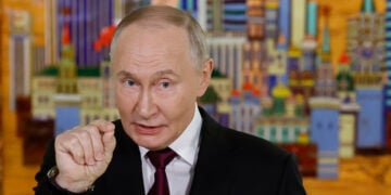 Ο Βλαντίμιρ Πούτιν μιλάει σε δημοσιογράφους στο πλαίσιο του επενδυτικού φόρουμ «Russia Calling!», στη Μόσχα. 2 Δεκεμβρίου 2025 (φωτ.: EPA / Sergei Ilnitsky)