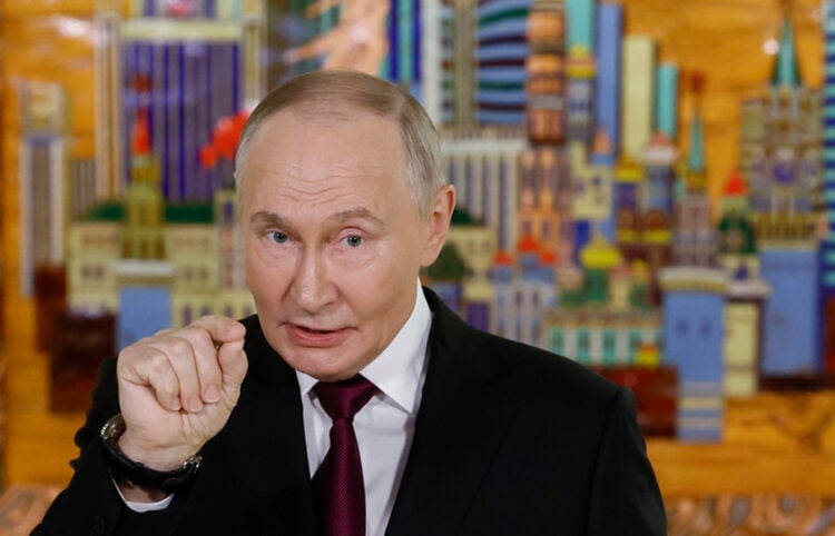 Ο Βλαντίμιρ Πούτιν μιλάει σε δημοσιογράφους στο πλαίσιο του επενδυτικού φόρουμ «Russia Calling!», στη Μόσχα. 2 Δεκεμβρίου 2025 (φωτ.: EPA / Sergei Ilnitsky)