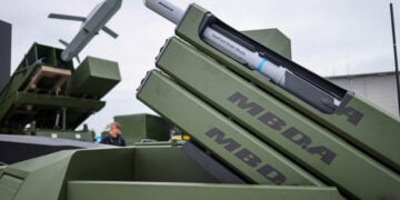 Ένας μικρός αντι-drone πύραυλος, στη Διεθνή Έκθεση Αεροπλοΐας, Αεροναυπηγικής, Αεράμυνας και Διαστήματος (ILA) στο Βερολίνο, το 2024 (φωτ.: EPA / Hannibal Hanschke)