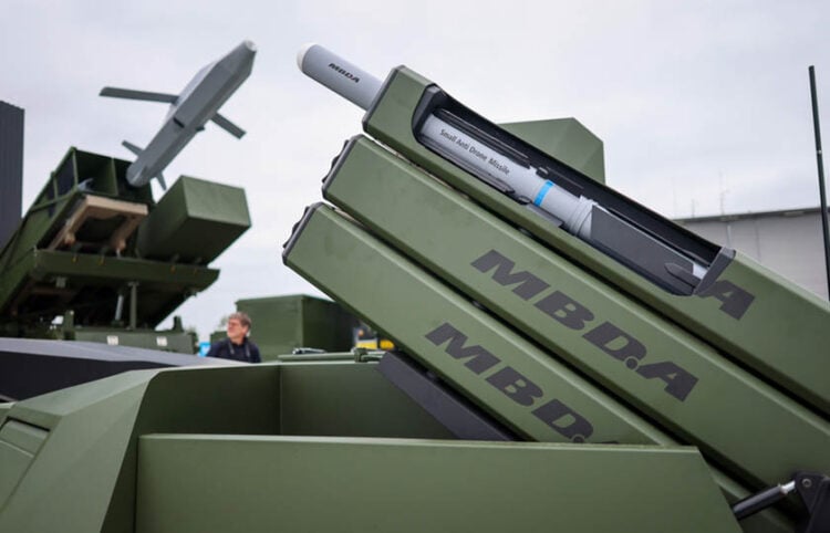 Ένας μικρός αντι-drone πύραυλος, στη Διεθνή Έκθεση Αεροπλοΐας, Αεροναυπηγικής, Αεράμυνας και Διαστήματος (ILA) στο Βερολίνο, το 2024 (φωτ.: EPA / Hannibal Hanschke)