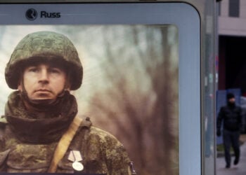 Διαφημιστική πινακίδα των ρωσικών Ενόπλων Δυνάμεων σε συνοικία της Μόσχας (φωτ.: EPA / Maxim Shipenkov)