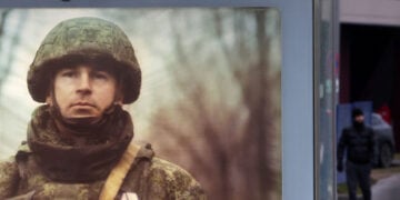 Διαφημιστική πινακίδα των ρωσικών Ενόπλων Δυνάμεων σε συνοικία της Μόσχας (φωτ.: EPA / Maxim Shipenkov)