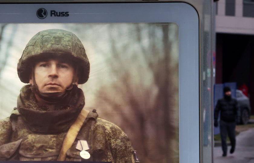 Διαφημιστική πινακίδα των ρωσικών Ενόπλων Δυνάμεων σε συνοικία της Μόσχας (φωτ.: EPA / Maxim Shipenkov)