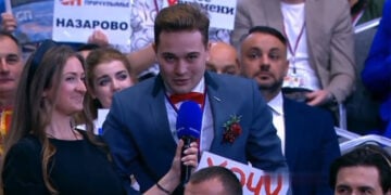 Η στιγμή που ο νεαρός Κίριλ κάνει την πρόταση γάμου (στιγμιότυπο από το βίντεο που κάνει το γύρο του κόσμου)