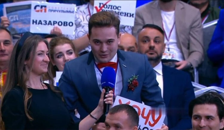 Η στιγμή που ο νεαρός Κίριλ κάνει την πρόταση γάμου (στιγμιότυπο από το βίντεο που κάνει το γύρο του κόσμου)