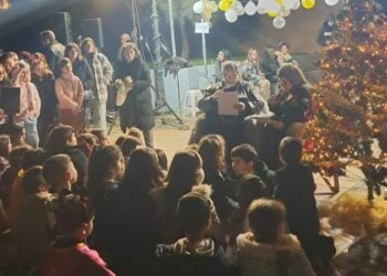 Στιγμιότυπο από την αφήγηση των παραμυθιών (φωτ.: facebook/Σύλλογος Ποντίων Ν. Εύβοιας «Οι Κομνηνοί»)