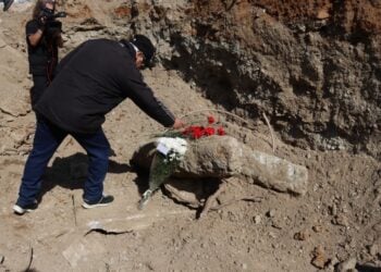 Λίγα λουλούδια στη μνήμη των νεκρών που βρέθηκαν στον ομαδικό τάφο (φωτ.: Δήμος Νεάπολης-Συκεών)