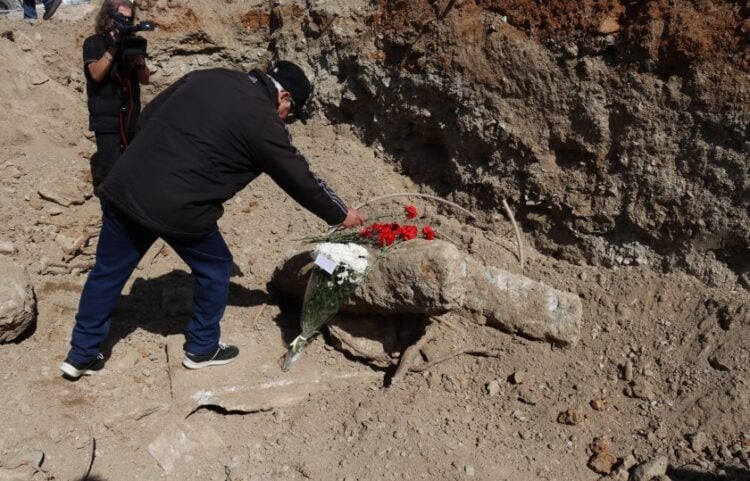 Λίγα λουλούδια στη μνήμη των νεκρών που βρέθηκαν στον ομαδικό τάφο (φωτ.: Δήμος Νεάπολης-Συκεών)