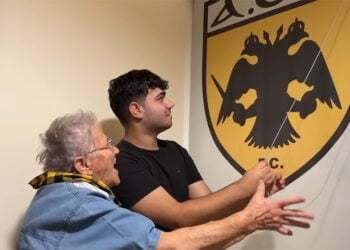 Η 83χρονη Σοφία Μπαρκάτσα δεν... κρύβει την ομάδα που υποστηρίζει! (πηγή: YouTube / AEK FC)