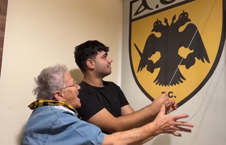 Η 83χρονη Σοφία Μπαρκάτσα δεν... κρύβει την ομάδα που υποστηρίζει! (πηγή: YouTube / AEK FC)