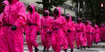 Ηθοποιοί ντυμένοι ως «Ροζ φρουροί» στη Σεούλ, σε εκδήλωση για την τρίτη σεζόν του «Squid Game» του Netflix. 28 Ιουνίου 2025 (φωτ.: EPA / Jeon Heon-Kyun)