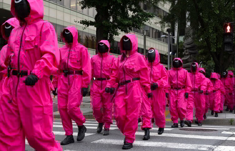 Ηθοποιοί ντυμένοι ως «Ροζ φρουροί» στη Σεούλ, σε εκδήλωση για την τρίτη σεζόν του «Squid Game» του Netflix. 28 Ιουνίου 2025 (φωτ.: EPA / Jeon Heon-Kyun)