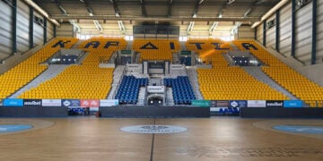 Το «Γιάννης Μπουρούσης» στην Καρδίτσα, αναμένοντας τους χορευτές και τις χορεύτριες (φωτ.: Facebook / Σύνδεσμος Ποντιακών Σωματείων Κεντρικής Μακεδονίας και Θεσσαλίας)