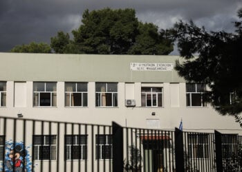 To 2021 σε αυτό το σχολικό συγκρότημα στη Ν. Φιλαδέλφεια τα παιδιά βγήκαν από τις πλημμυρισμένες ισόγειες αίθουσες φτιάχνοντας «γέφυρα» με θρανία (φωτ.: EUROKINISSI / Σωτήρης Δημητρόπουλος)