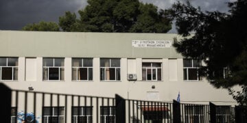 To 2021 σε αυτό το σχολικό συγκρότημα στη Ν. Φιλαδέλφεια τα παιδιά βγήκαν από τις πλημμυρισμένες ισόγειες αίθουσες φτιάχνοντας «γέφυρα» με θρανία (φωτ.: EUROKINISSI / Σωτήρης Δημητρόπουλος)