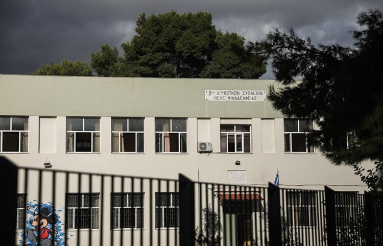 To 2021 σε αυτό το σχολικό συγκρότημα στη Ν. Φιλαδέλφεια τα παιδιά βγήκαν από τις πλημμυρισμένες ισόγειες αίθουσες φτιάχνοντας «γέφυρα» με θρανία (φωτ.: EUROKINISSI / Σωτήρης Δημητρόπουλος)