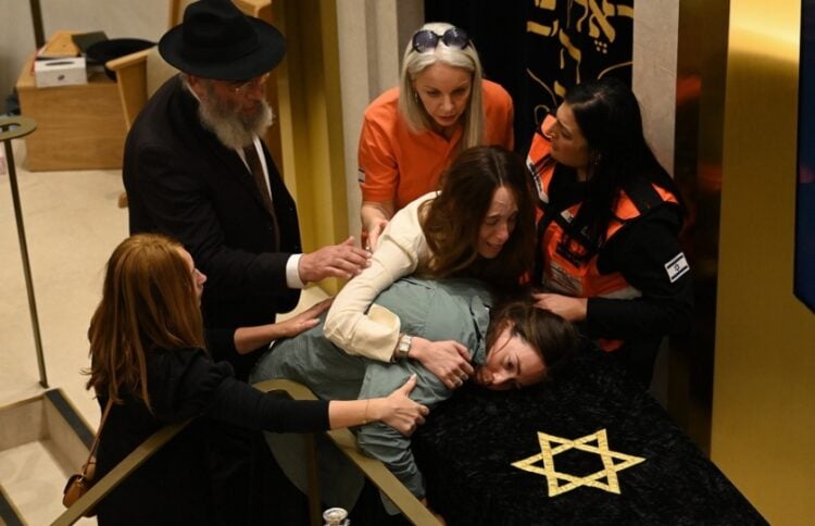 Συγγενείς ραββίνου που σκοτώθηκε στην τυφλή επίθεση θρηνούν στη διάρκεια της κηδείας του (φωτ.: . EPA/Kate Geraghty/Pool)