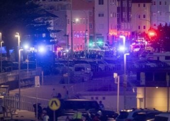 Αστυνομικοί και μέλη σωστικών συνεργείων στη σκηνή της δολοφονικής επίθεσης στο Σίδνεϊ (φωτ.: . EPA/Jeremy Piper)