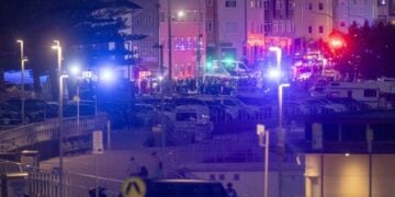 Αστυνομικοί και μέλη σωστικών συνεργείων στη σκηνή της δολοφονικής επίθεσης στο Σίδνεϊ (φωτ.: . EPA/Jeremy Piper)