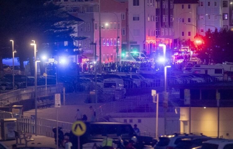 Αστυνομικοί και μέλη σωστικών συνεργείων στη σκηνή της δολοφονικής επίθεσης στο Σίδνεϊ (φωτ.: . EPA/Jeremy Piper)