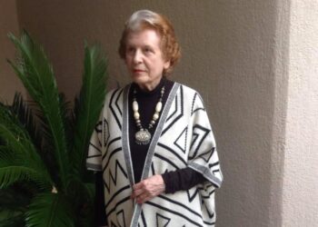 Η Σύλβα Ακρίτα στην είσοδο του σπιτιού της (φωτ.: Facebook / Sylva Akrita)