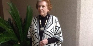 Η Σύλβα Ακρίτα στην είσοδο του σπιτιού της (φωτ.: Facebook / Sylva Akrita)