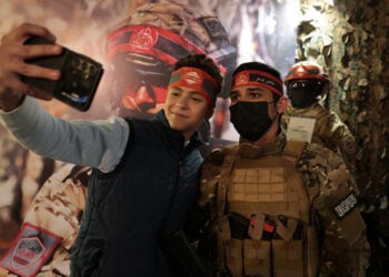 Σέλφι με αξιωματικό του συριακού στρατού κατά τη διάρκεια έκθεσης στη Δαμασκό, Σάββατο 6 Δεκεμβρίου 2025 (φωτ.: EPA / Mohammed al Rifai)