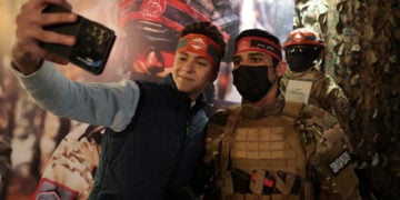 Σέλφι με αξιωματικό του συριακού στρατού κατά τη διάρκεια έκθεσης στη Δαμασκό, Σάββατο 6 Δεκεμβρίου 2025 (φωτ.: EPA / Mohammed al Rifai)